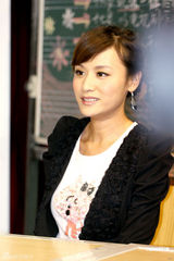 组图：马松戴红领巾发新书 叶一茜付辛博助阵