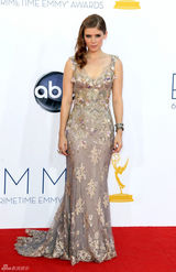 组图：艾美奖红毯 凯特-玛拉刺绣长裙宛如花仙