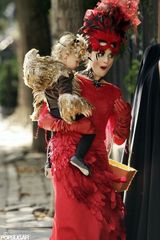 放大镜：好莱坞群星万圣节“捣蛋”指南(组图)