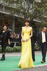 组图：东京电影节开幕 马苏黄裙现身俏丽可爱