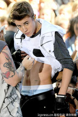 组图：贾斯汀-比伯热演引疯狂 撩衣秀腹肌