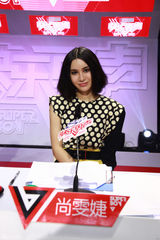 组图：谢霆锋坐镇快男广州 颠覆冷酷形象变温情