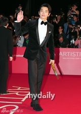 组图：李贤宇金素妍等星亮相釜山电影节开幕式