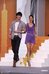 组图：锦荣最爱与蔡依林逛夜市 恋情明朗正在甜蜜中