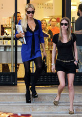 高清组图：帕丽斯-希尔顿和妹妹驾车外出购物