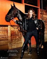 组图：超模芭芭拉-帕尔文化身美艳女骑士