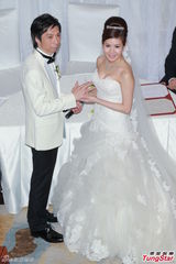 组图：张美妮穿传统裙褂出嫁 新郎深情热吻