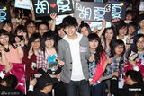 组图：胡夏香港签唱会与粉丝互动玩捆绑游戏