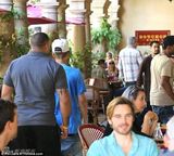 比伯载神秘女外出疑恋情曝光 露内裤表情爽歪歪