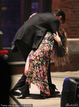 组图：迪亚兹风骚花裙扭动秀腿 装摔倒猛贴型男