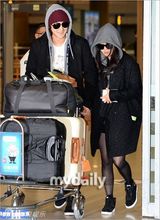 组图：文根英金汎(金范)公开恋情后首亮相牵手回国