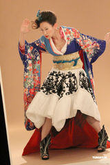 组图：王菀之10月首开个唱 穿和服演绎狂野