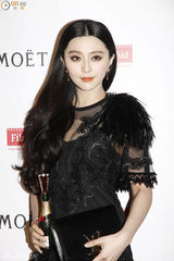 组图：范冰冰风骚黑裙抛胸晒玉腿 与甄子丹贴面