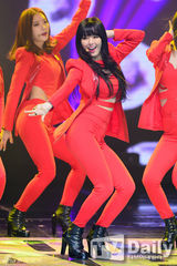 组图：BEAST酷帅助阵公演 Dal★shabet火红性感