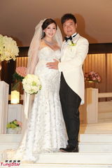 组图：钱嘉乐汤盈盈大婚 新娘巨乳大肚与新郎热吻