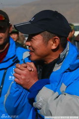 幻灯图集：李连杰抵玉树灾区 送去7车救援物资