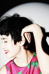 高清组图：小宋佳全新个性大片 演绎摇滚复古风