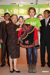 组图：容祖儿分享昆明探访感受 贺好友谢霆锋封帝