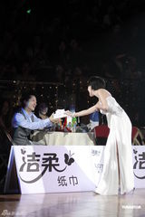 高清组图：徐熙娣可爱短发做代言 一身白裙现场起舞