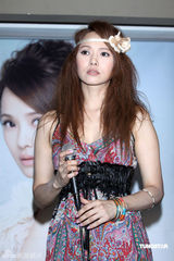 幻灯：伊能静哽咽用新歌写心情 离婚后首度面对媒体