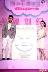 组图：凤小岳亮相产品代言 西装笔挺帅气有型