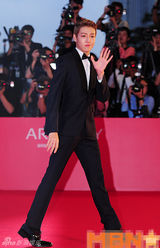 组图：李玹雨金发狼奔头亮相釜山红毯显绅士