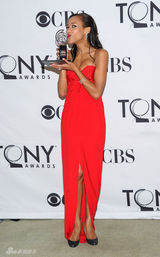 组图：戏剧托尼奖揭晓 众星后台捧奖杯秀荣誉