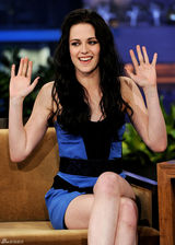 高清图：克里斯汀-斯图尔特上节目秀美腿表情多