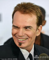 电影《重生》首映 佩内洛普粉裙秀丰腴身段