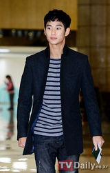 组图：韩星金秀贤赴日宣传《月亮怀抱太阳》