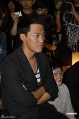 组图：林峰现身电视节现场遭围堵 大方力挺TVB