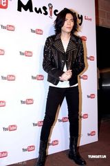 幻灯组图：萧敬腾着铆钉皮衣献唱 卢广仲瑶瑶泯恩仇