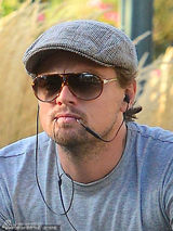 组图：莱昂纳多骑车咬耳线露痞范 满胡须显凸肚