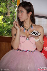 组图：鸡排妹20岁办成人礼 挤出E杯奶露深沟