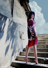 幻灯图：尹媗写真造型多变 时尚大片知性迷人