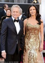 组图：群星闪耀红毯 暮光女拄拐海瑟薇优雅