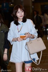 组图：Kara便装赴日 姜智英美颜具荷拉掩面