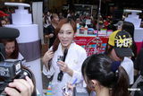 组图：何佩瑜闹市三点上阵 笑许颖学日本AV女郎