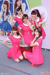 组图：台湾女子组合Popu Lady签唱大秀美腿