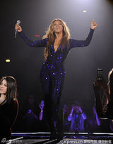 组图：碧昂斯巡演风骚撩电臀 妖艳红裙主动露底