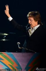 组图：披头士两子同台合作 列侬遗孀坐台下