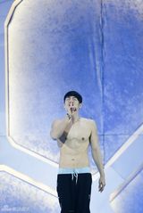 组图：《星跳水立方》吴建豪展露腹肌