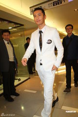 组图：黄晓明携父母赴台宣传 其母称儿子婚姻随缘