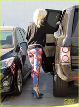 组图：43岁史蒂芬妮挺孕肚出街辣妈范十足