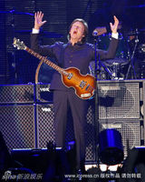 组图：保罗-麦卡特尼着“中山装”巴黎开唱