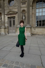 组图：孙俪绿裙清新亮相巴黎时装周优雅看秀