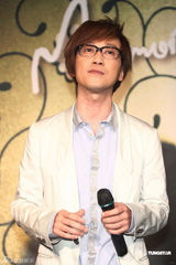 组图：周传雄发片温岚现身 送铁塔面包寓意深长