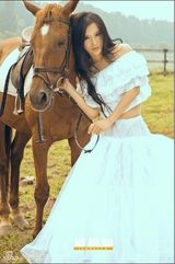 组图：杨棋涵变身性感小公主 飒爽英姿引关注