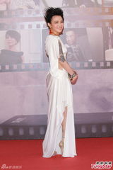 组图：范晓萱亮相金像奖红毯 着白裙秀纹身