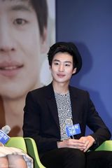 高清组图：严泰雄秀智等宣传新片 韩佳仁粉红俏丽